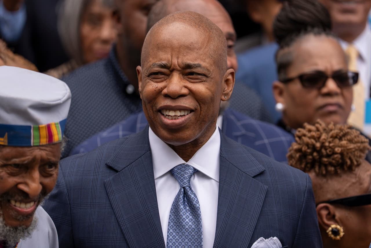 <b>El alcalde de Nueva York, Eric Adams,</b> 
<a href="https://www.univision.com/local/nueva-york-wxtv/politica-new-york/eric-adams-se-retira-contienda-alcaldia-de-nueva-york">anunció el domingo que dejará la carrera por la reelección</a>, tras semanas de especulación sobre su permanencia, generando reacciones de sus oponentes en la contienda.
<br>
<br>Adams, quien ocupaba el cuarto lugar en las encuestas, se encontraba muy por detrás del legislador Zohran Mamdani, el exgobernador Andrew Cuomo y el republicano Curtis Sliwa.