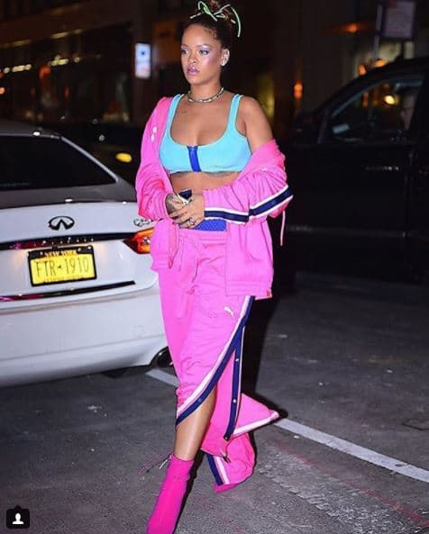 Desde hace unos años, la cantante Rihanna ha colaborado, a través de su firma 'Fenty by Rihanna' con la marca Puma en la creación de una línea de ropa deportiva.