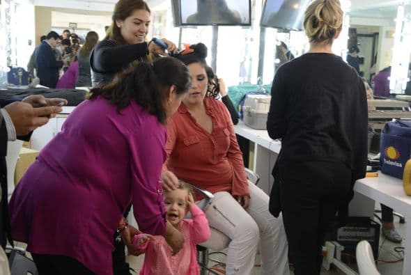 Su niñera intenta hacerse cargo, pero tanto Angélica como Angeliquita, son como dice el refrán, 'uña y carne'.
