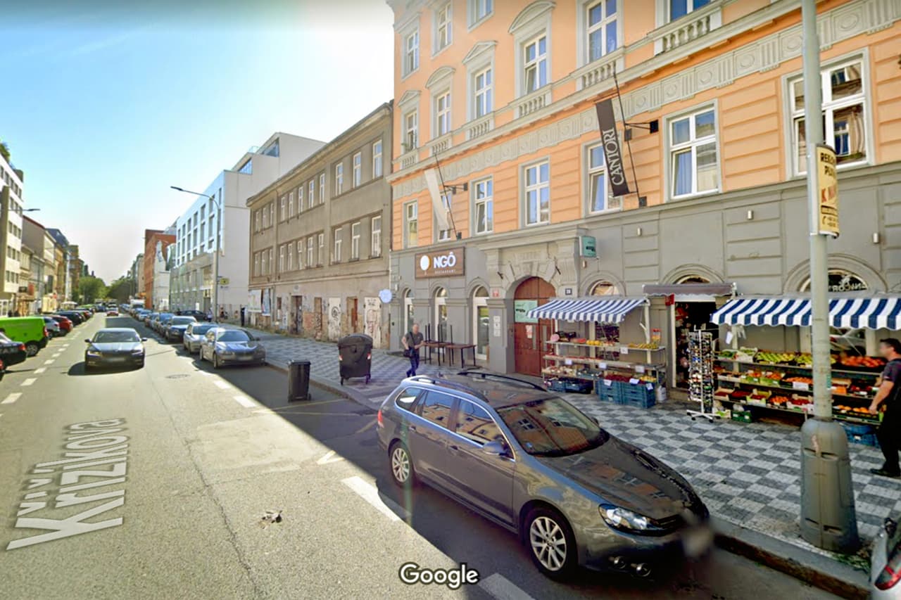 <b>Puesto 11. Křižíkova Ulice, Praga</b>
<br>
<br>“Puede que haya sufrido años de abandono e inundaciones, pero hoy Křižíkova se siente como una de las calles más animadas de Praga”, asegura Time Out. . 
<br>
<br>Elegantes fachadas art nouveau y delicadas remodelaciones conviven con las residencias deterioradas. Los visitantes buscan sus cafeterías y tiendas. Una plaza que está debajo de una iglesia neorrománica que alberga un mercado es uno de sus principales atractivos. 
<br>