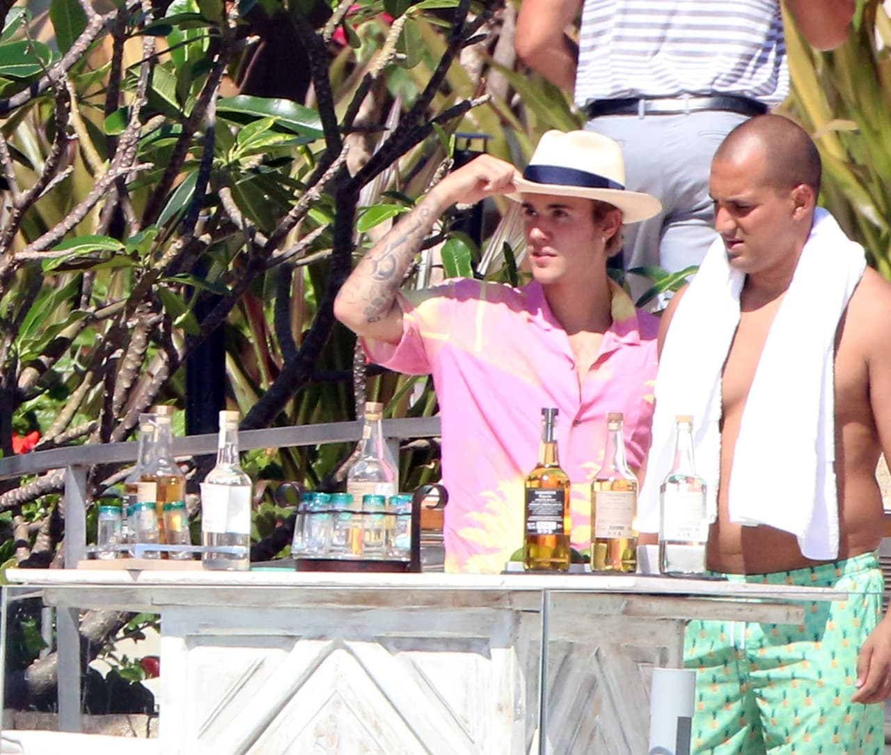 En esta imagen se ve cómo Justin elige las bebidas con las que más tarde pasaría su tarde.