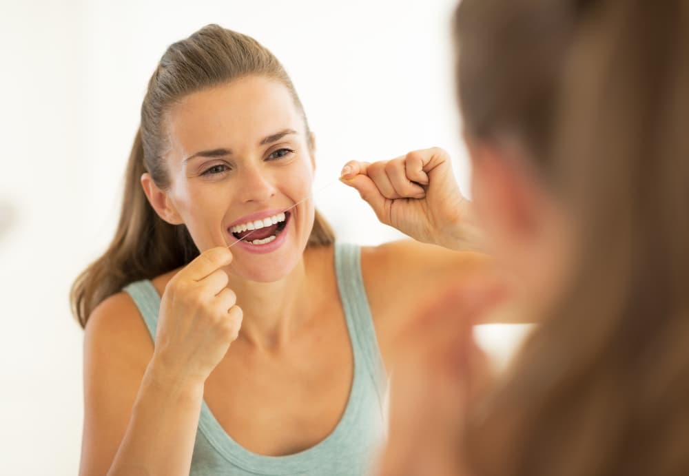 Opten una sonrisa de 10. Cuídala y usa hilo dental todos los días, es esencial que remuevas la placa de tus dientes y mantengas tus encías sanas.