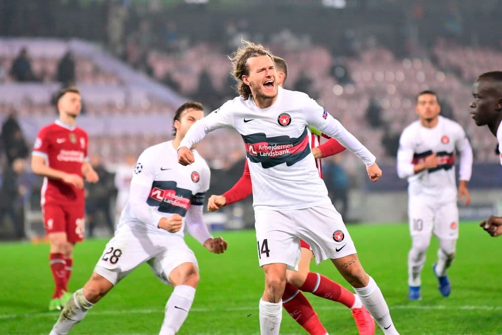 Salah (1’) adelantó con gol de vestidor y Scholz (62’) igualó el marcador luego de cobrar una pena máxima. El conjunto danés ya no tenía posibilidades de continuar compitiendo en el torneo. Los de Klopp se medirán al Fulham en su siguiente duelo de la Premier League.