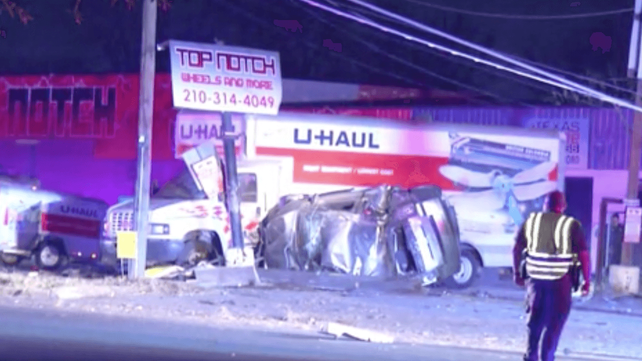 <h2 class="cms-H2-H2">Enero 11, 2023</h2>
<br>Muere una persona luego de una persecución en West Military, donde el conductor se estrelló contra un poste y luego se volcó contra una U-Haul, de acuerdo con información de la Oficina del Alguacil del Condado de Bexar.