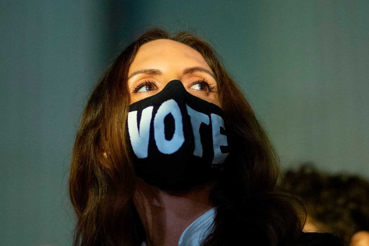 La gente presentó sus respetos a Ruth Bader Ginsburg fuera del edificio de la Corte Suprema Civil del Estado de Nueva York este sábado.