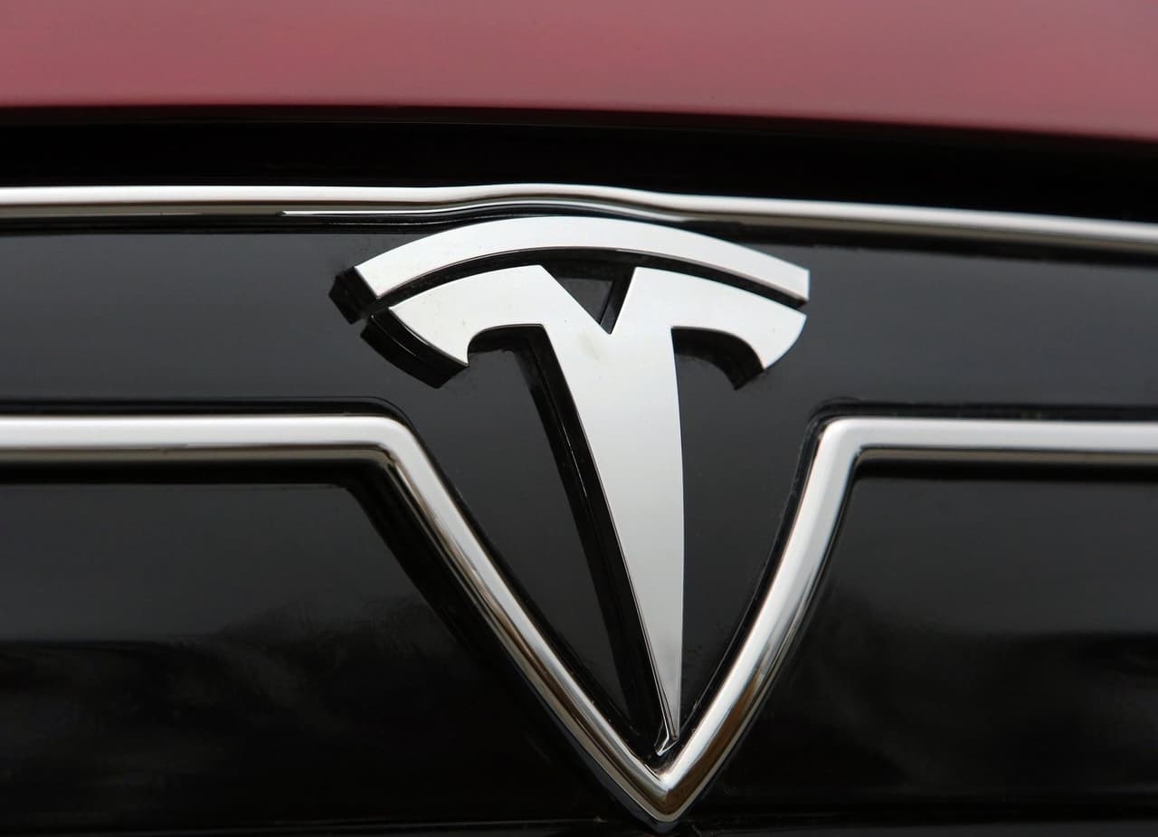 Tesla salió en bolsa el 29 de junio de 2010, con un precio de 17 dólares por acción y un valor de 1,700 millones de dólares.