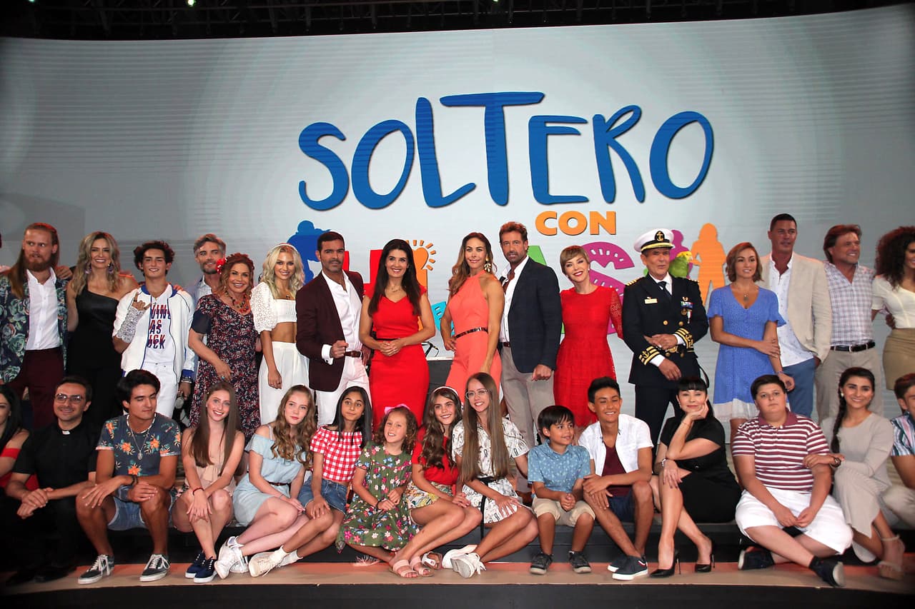 Aseguró tener una 
<b><a href="https://www.univision.com/famosos/hijas-de-geraldine-bazan-y-gabriel-soto-debutan-en-la-misma-telenovela-donde-aparece-irina-baeva-fotos">buena relación</a></b> con todos los que integran 'Soltero con hijas' y desmintió que se haya presentado algún conflicto entre ellos.