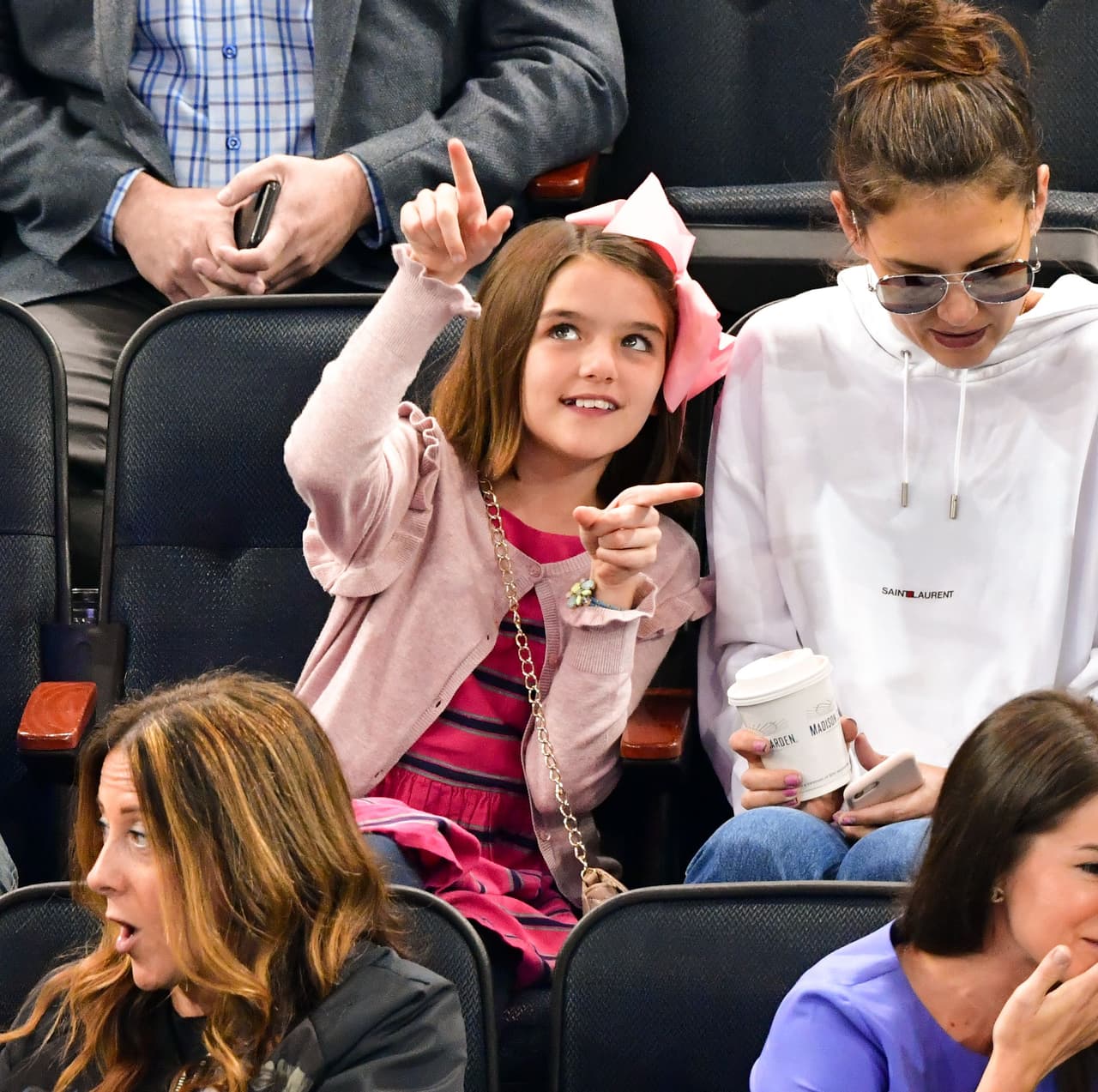 Tras el divorcio de sus padres, Suri se alejó del ojo público. No obstante, en ocasiones se le podía ver acompañando a su mamá, como en esta foto de octubre de 2017 durante un partido de hockey entre los New Jersey Devils y los New York Rangers, en el Madison Square Garden.