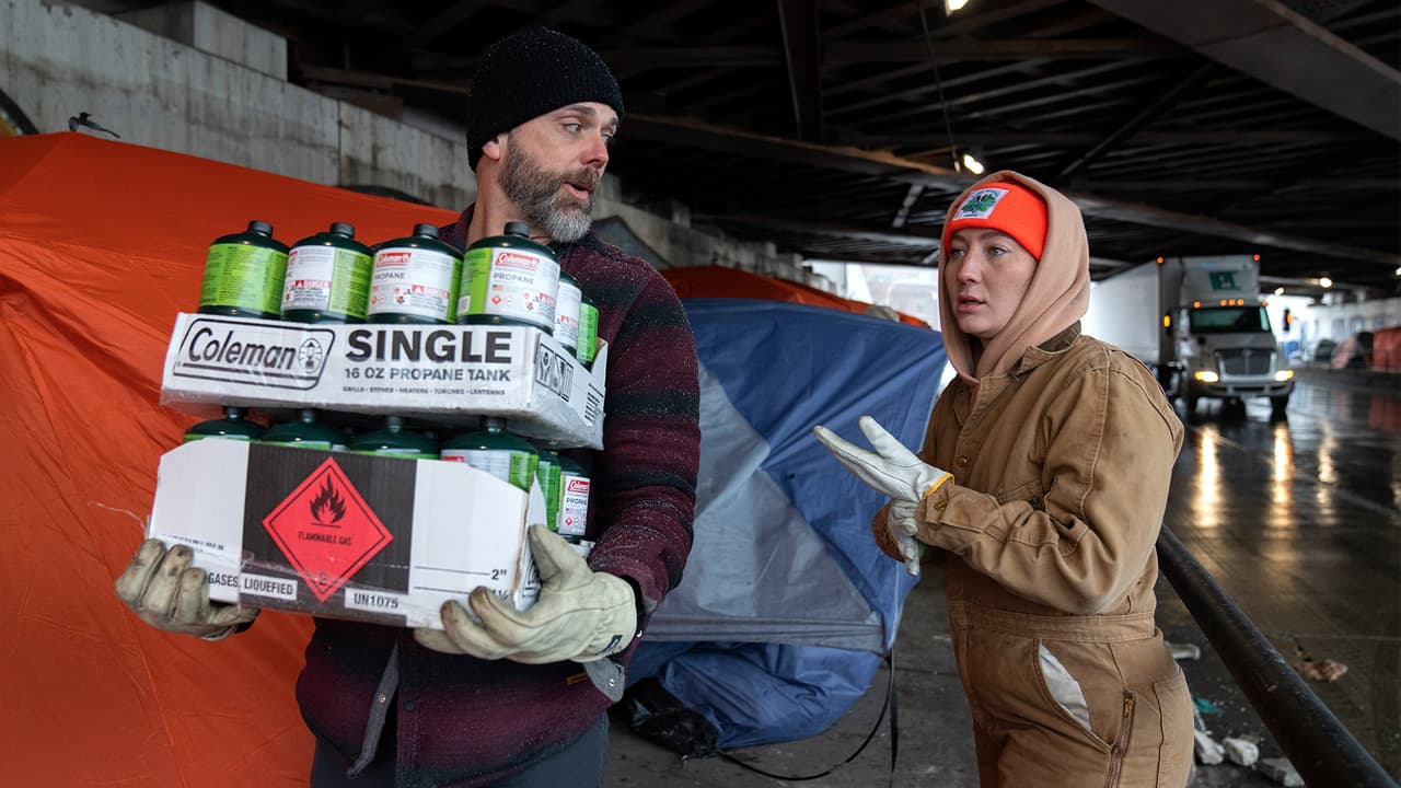 Robledo y su equipo de voluntarios (Ryan, izq., y Morgan, der.) financian las tiendas a través de donaciones y con los ingresos de su negocio de plantas. También costean otros insumos como tanques de gas, calefactores y mantas. Cada una de las tiendas tiene un costo de unos 350 dólares, aproximadamente.