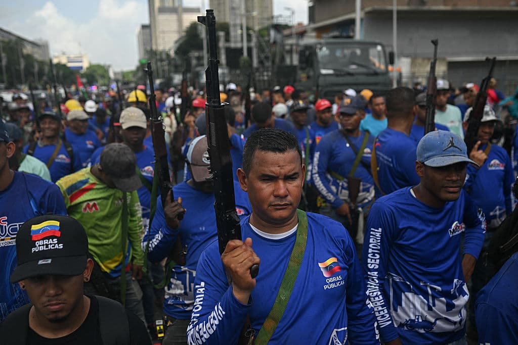 Civiles armados participan en un despliegue militar en apoyo al presidente de Venezuela, Nicolás Maduro, en la Avenida Bolívar de Caracas, el 23 de septiembre de 2025. Maduro anunció que está considerando declarar el "estado de conmoción exterior" para hacer frente a las "agresiones" de Estados Unidos, mientras recibe el apoyo de cientos de civiles armados y personal militar que marcharon en su defensa en Caracas.