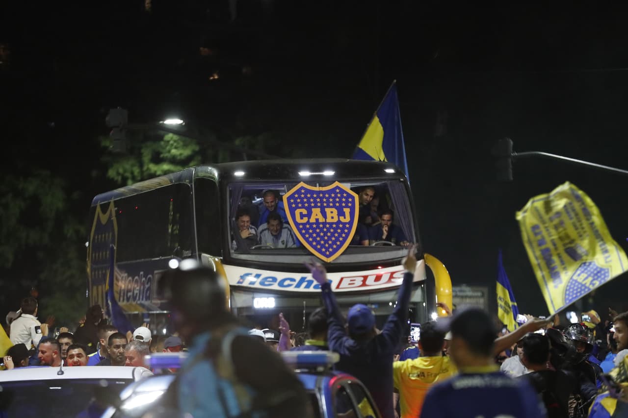 Los jugadores del equipo se acercaban sin temor a los cristales del camión para devolver el saludo de sus fanáticos.