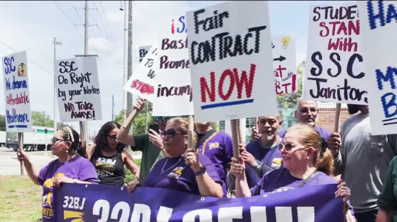 Trabajadores de jardinería, limpieza y mantenimiento en USF protestan por mejores condiciones laborales