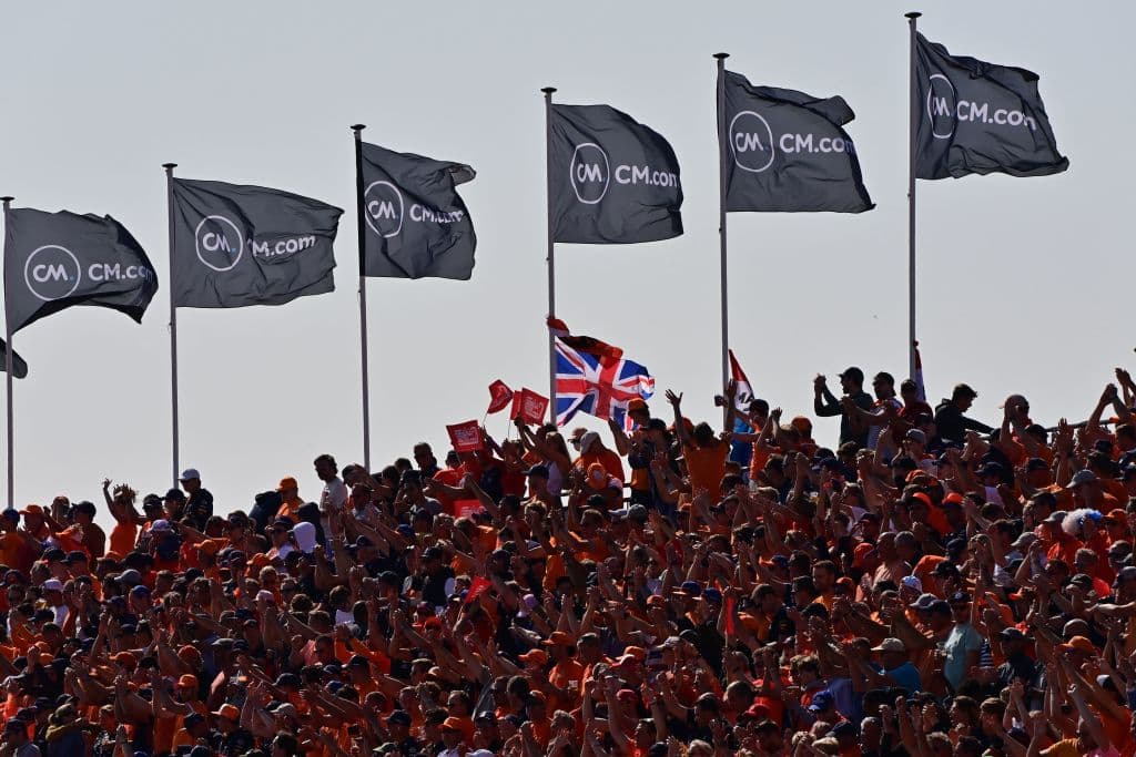 Max Verstappen se lleva el Gran Premio de Holanda y triunfa en su casa ante su público y, además, vuelve a la cima de la Formula 1. El podio fue compartido con Lewis Hamilton y Valtteri Bottas de Mercedes Benz en segunda y tercera posición, respectivamente. El mexicano Sergio Pérez quedó en octava posición.