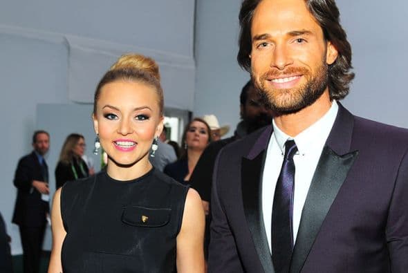 La pareja del momento está disfrutando de su amor por todo lo alto en Latin GRAMMY. Aquí te traemos su historia de amor.