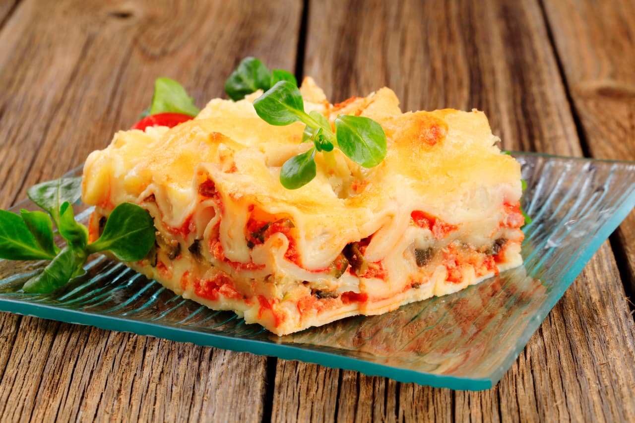 <b>Lasaña vegetariana. </b>Para el plato fuerte puedes sustituir el pavo con una lasaña vegetariana a base de calabaza. La puedes acompañar de queso vegano.