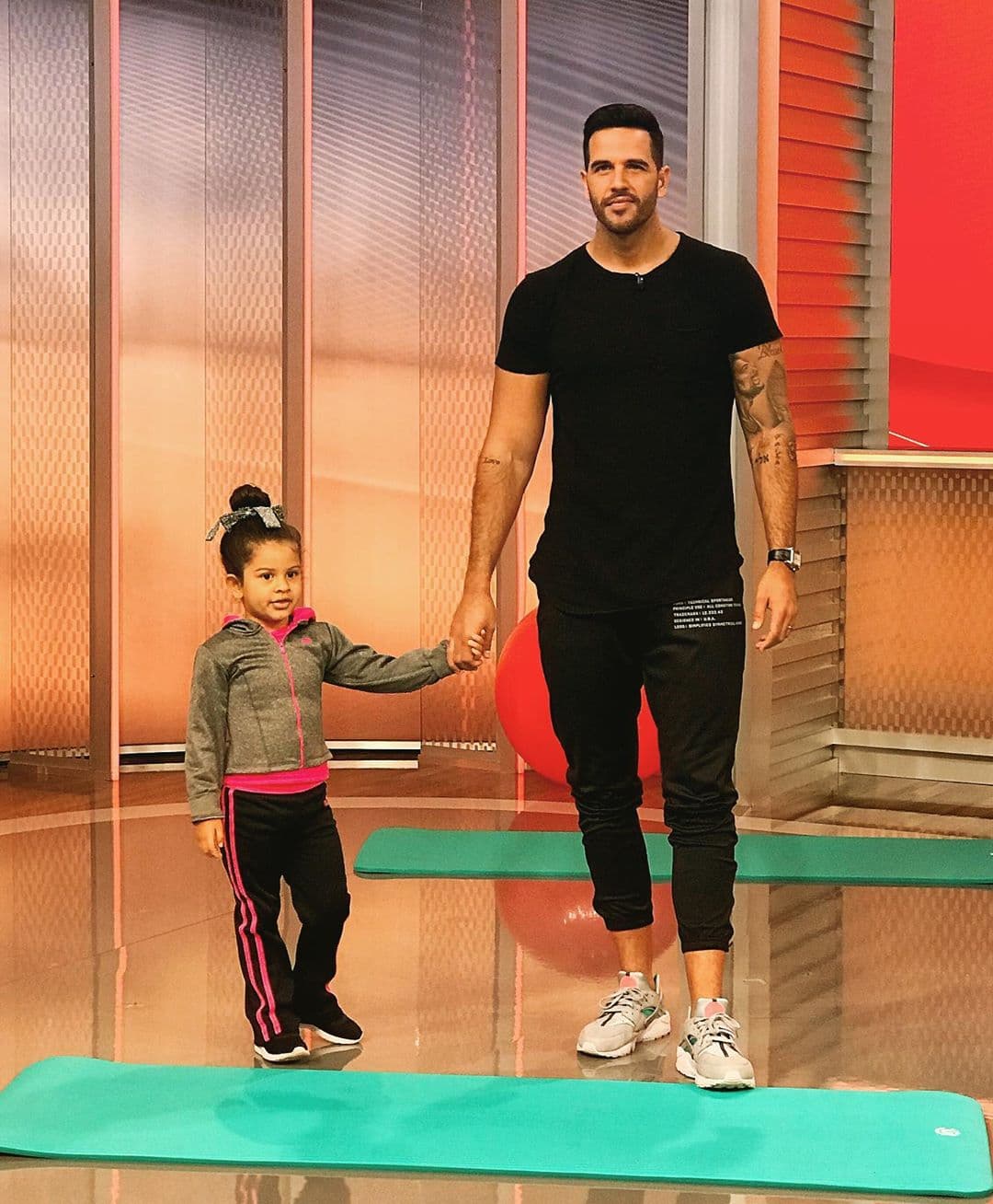 El venezolano también ha realizado rutinas de ejercicio durante el show. Hace unas semanas llevó a la pequeña Anabella como acompañante a una sesión de actividades físicas de papás con sus hijos.
<br>