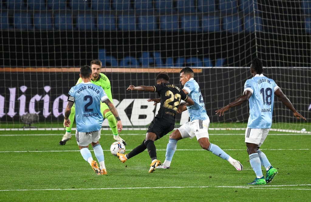 El mexicano Néstor Araujo inició el duelo en la banca.