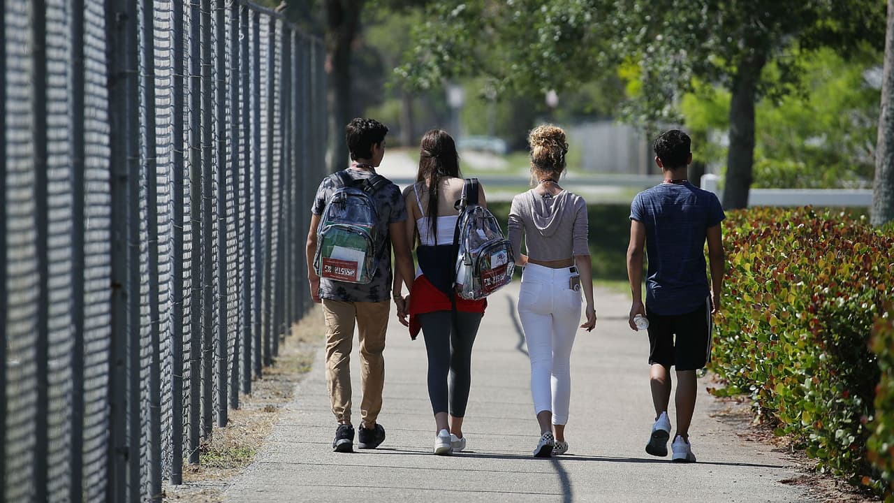 Junta escolar de Broward se reúne para analizar propuestas de controversiales cambios en la educación sexual