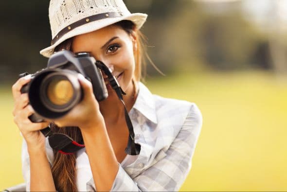 Al nivel del ombligo. “Si te toman la foto a la altura de tu ombligo, tu cuerpo se verá más similar a como es en realidad, con tus proporciones de siempre”, mencionó Biaus.