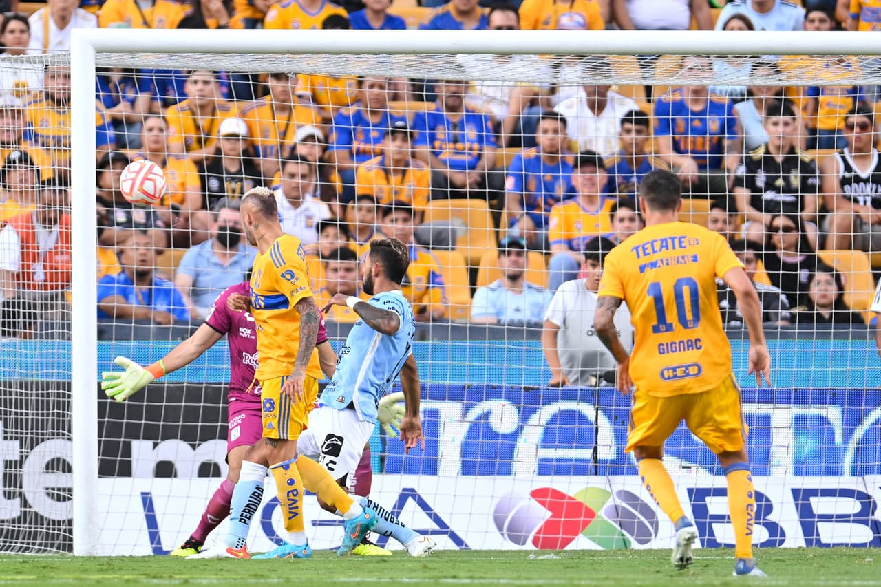 Tigres se llevó los tresn puntos ante Gallos Blancos en un partido en el que hubo tres jugadores expulsados .