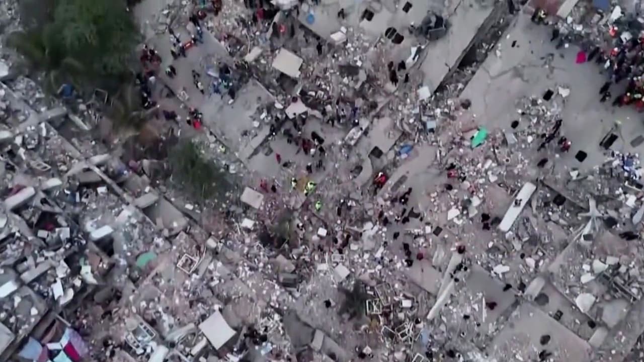 Imágenes aéreas muestran colapso de edificios de complejo habitacional en Caraballeda, Venezuela
