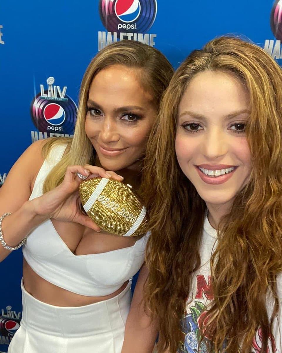 En otros temas, cabe recordar que la NFL no le paga a sus artistas por la presentación. Sin embargo, Shakira y Jennifer López 
<b>verán sus cuentas bancarias engordar</b> desde este mismo domingo.