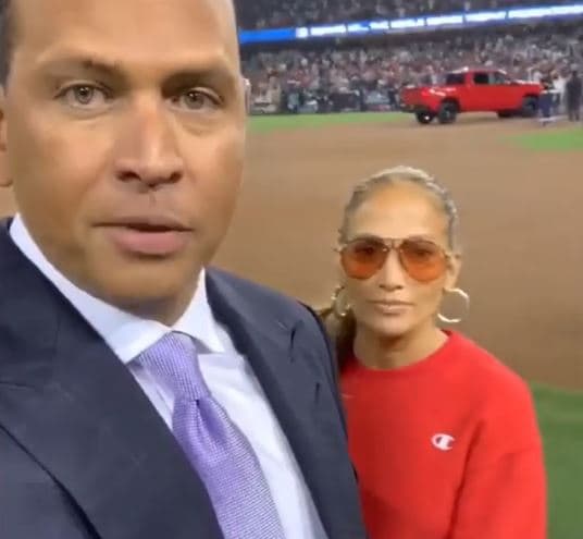 “La última vez que estuve aquí, me preguntaste un poco sobre eso (el compromiso). Y yo estaba, sí… porque Jennifer tenía una canción llamada ‘El anillo’. Bueno, 
<b><a href="https://www.univision.com/entretenimiento/jennifer-lopez-estrena-el-anillo-la-indirecta-mas-directa-para-a-rod-aunque-ella-lo-niegue">supe que estaba en algunos problemas porque tenía ‘El anillo’</a></b>, que era la canción, y una película que va a estrenarse este otoño llamada ‘Marry Me' (Cásate conmigo). Así que ‘El Anillo’, ‘Marry Me’…”, dijo entre risas Alex Rodríguez.