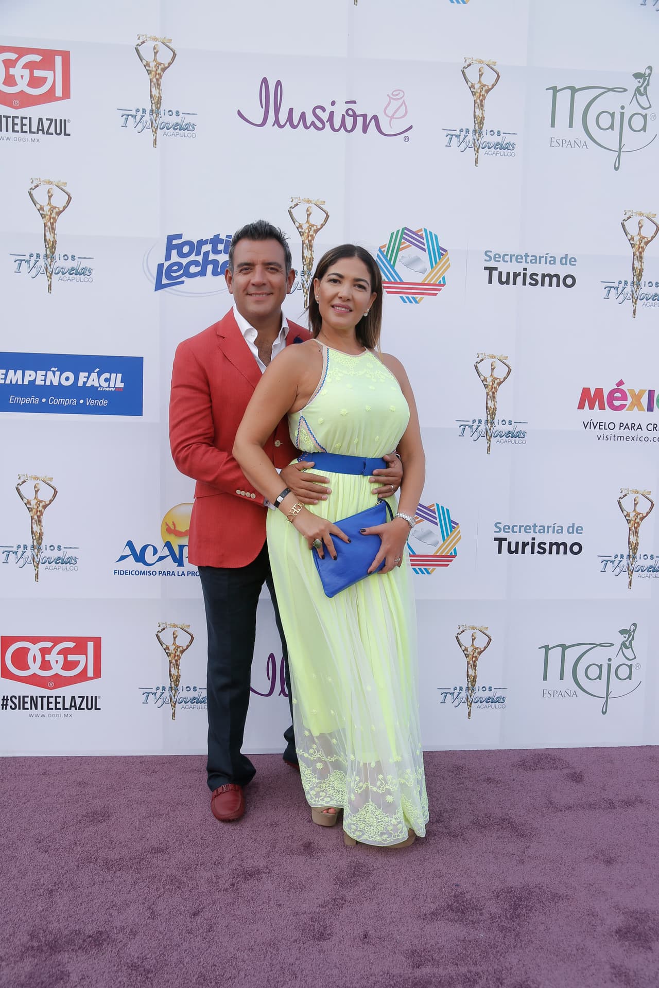Héctor Sandarti y su esposa Paulina Segura lucieron radiantes en la alfombra de los TVyNovelas.
