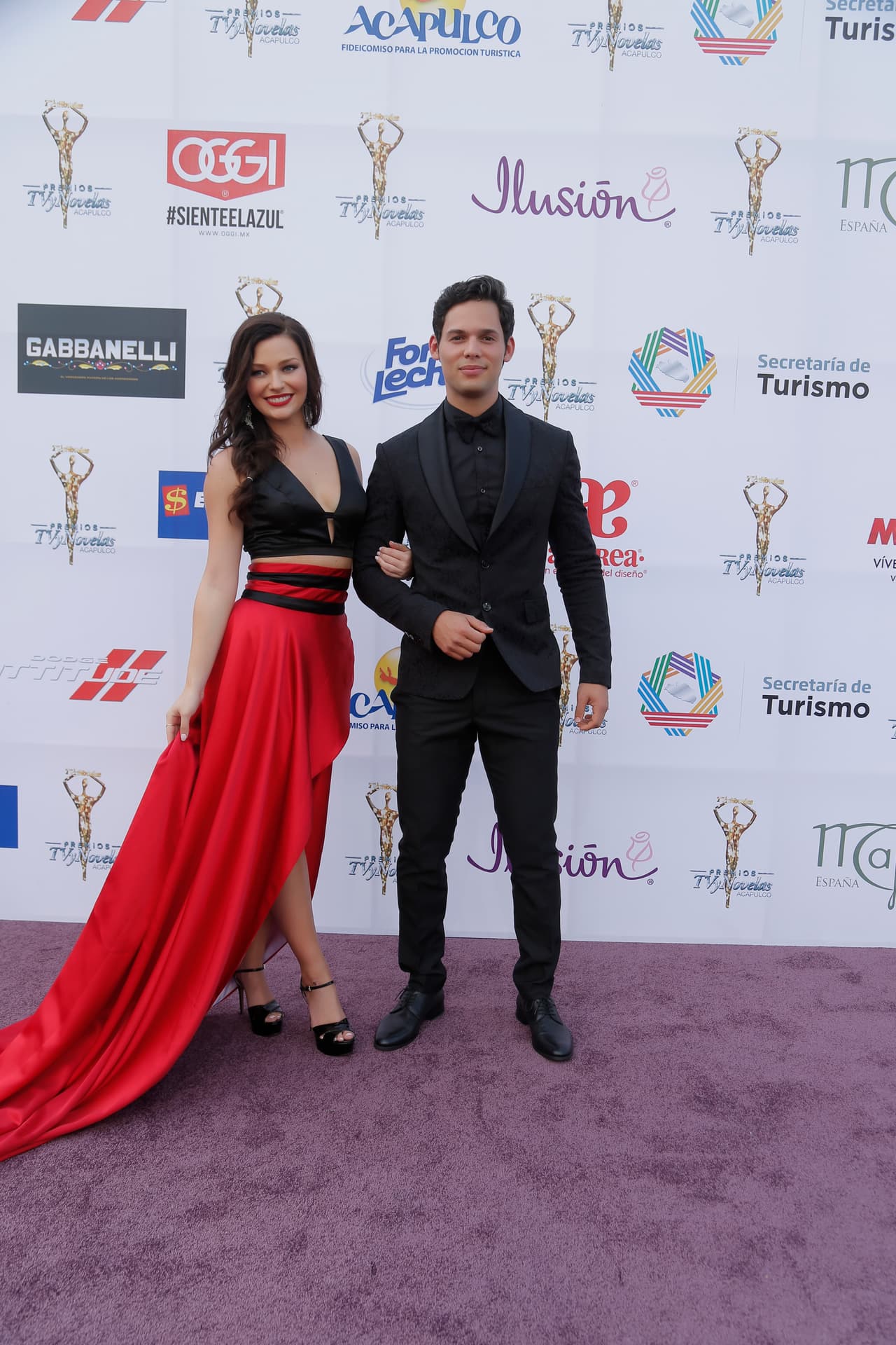 También vimos a Irina Baeva muy bien acompañada por apuesto galán.