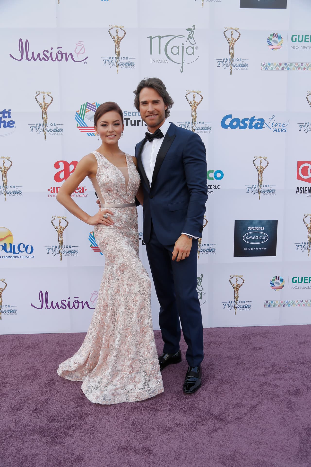 Angelique y Sebastián Rulli fueron la parejita más esperada en la alfombra de los Premios TVyNovelas y conquistaron con sus looks.