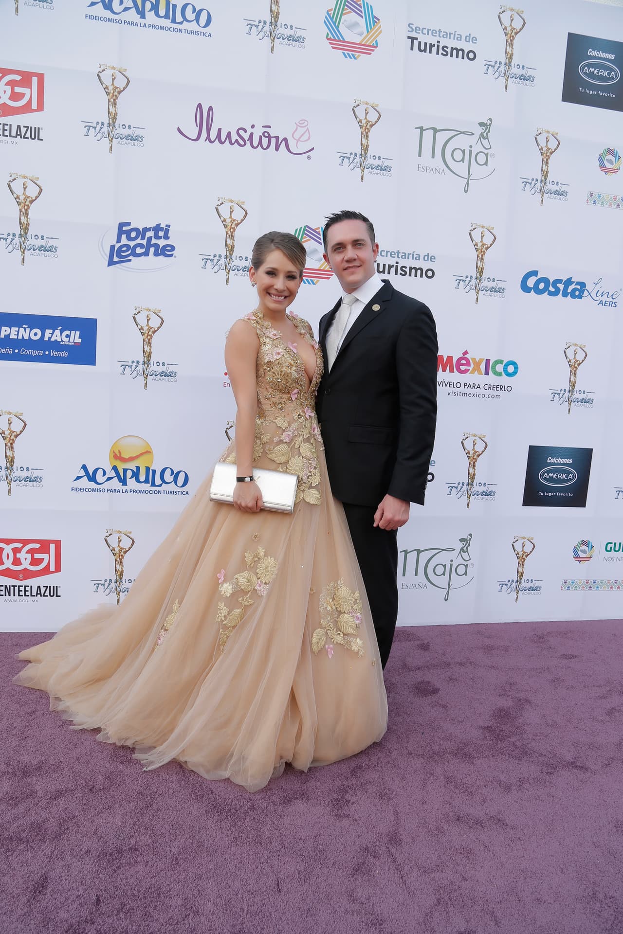 Gabriela Carrillo iluminó la alfombra al lado de pareja.