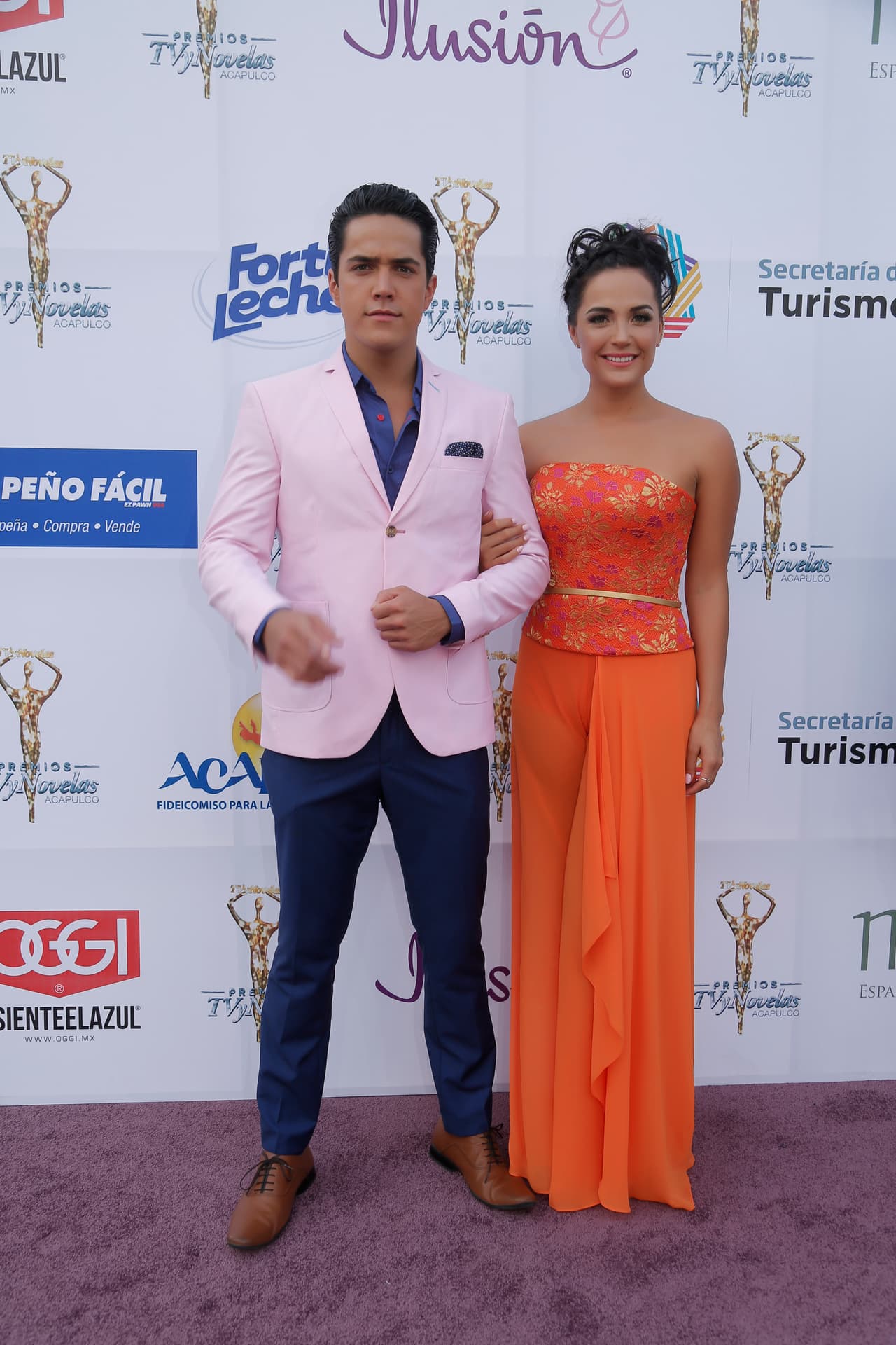 Mario Morán lució muy apuesto al lado de su pareja.