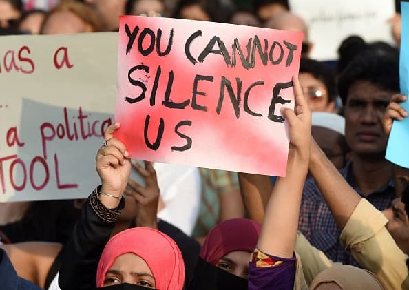 <b>"No pueden silenciarnos".</b> Hay ocho hombres arrestados hasta ahora por el caso de Asifa.