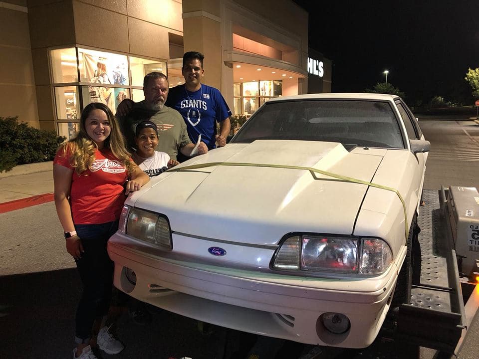 Sorprenden a su padre con el Mustang que vendió hace 17 años para pagar el tratamiento contra el cáncer de su madre