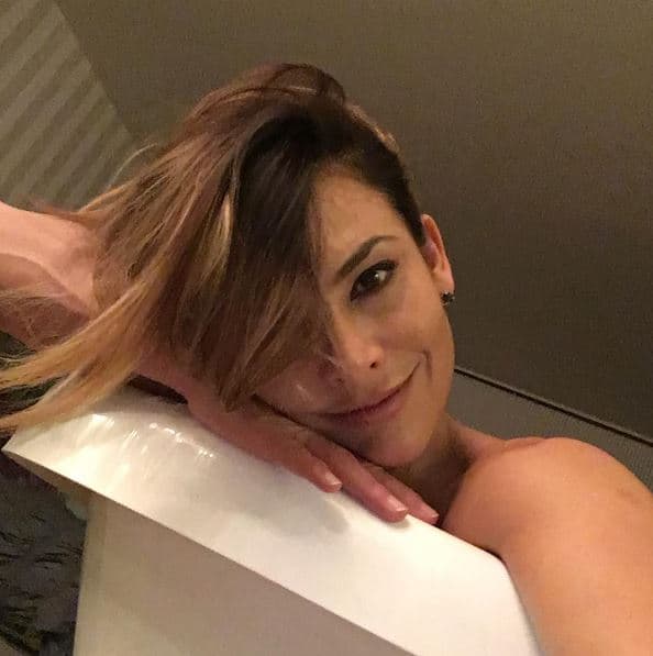 Después el actor 
<b><a href="https://www.univision.com/famosos/jonathan-islas-reconoce-que-cometio-un-error-y-pide-disculpas-a-fabiola-campomanes-y-su-hija-video" target="_blank">se retractó</a></b> y pidió una disculpa a Campones y a su hija Sofía, por los videos que publicó y lo ocurrido en su casa. Un par de días después, volvió a a arremeter contra la actriz en Instagram: 
<b><a href="https://www.univision.com/shows/despierta-america/una-adicta-me-bajo-la-moral-jonathan-islas-vuelve-al-ataque-contra-fabiola-campomanes-video" target="_blank">"Una adicta me bajó la moral"</a></b>, dijo.