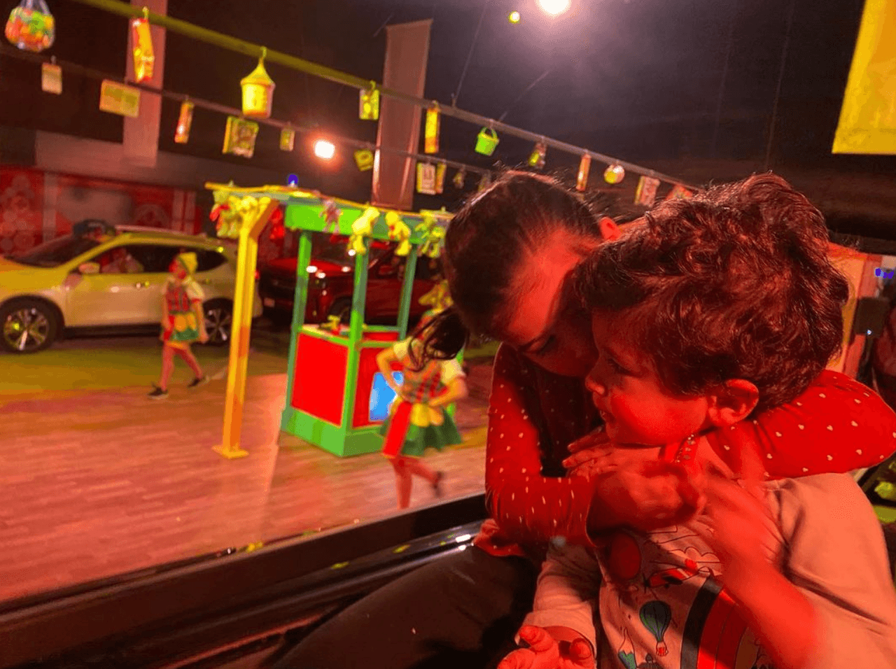 Lisa, como hermana mayor es muy cariñosa con Lucio, incluso su mamá presume lo bien que se llevan y aman.