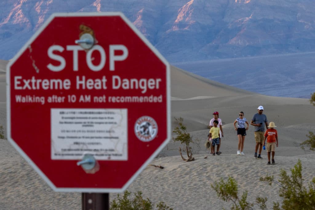 Steve Curry cae al suelo y muere, finalizando un recorrido bajo 121°F en el Valle de la Muerte
