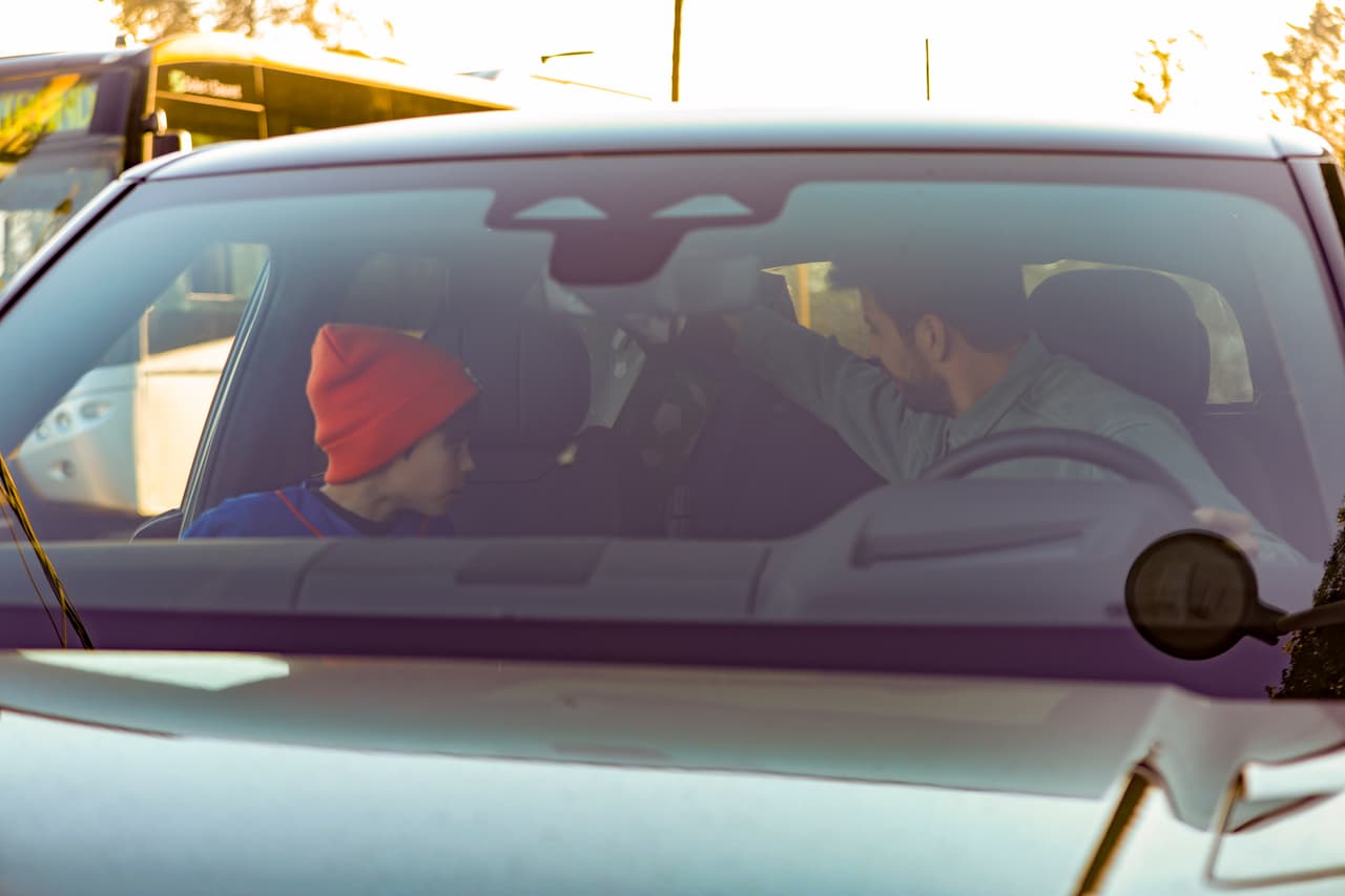 Minutos después salió Sasha, quien se sentó en el asiento trasero de la camioneta, pues su hermano mayor ya ocupaba el asiento del copiloto.
<br>