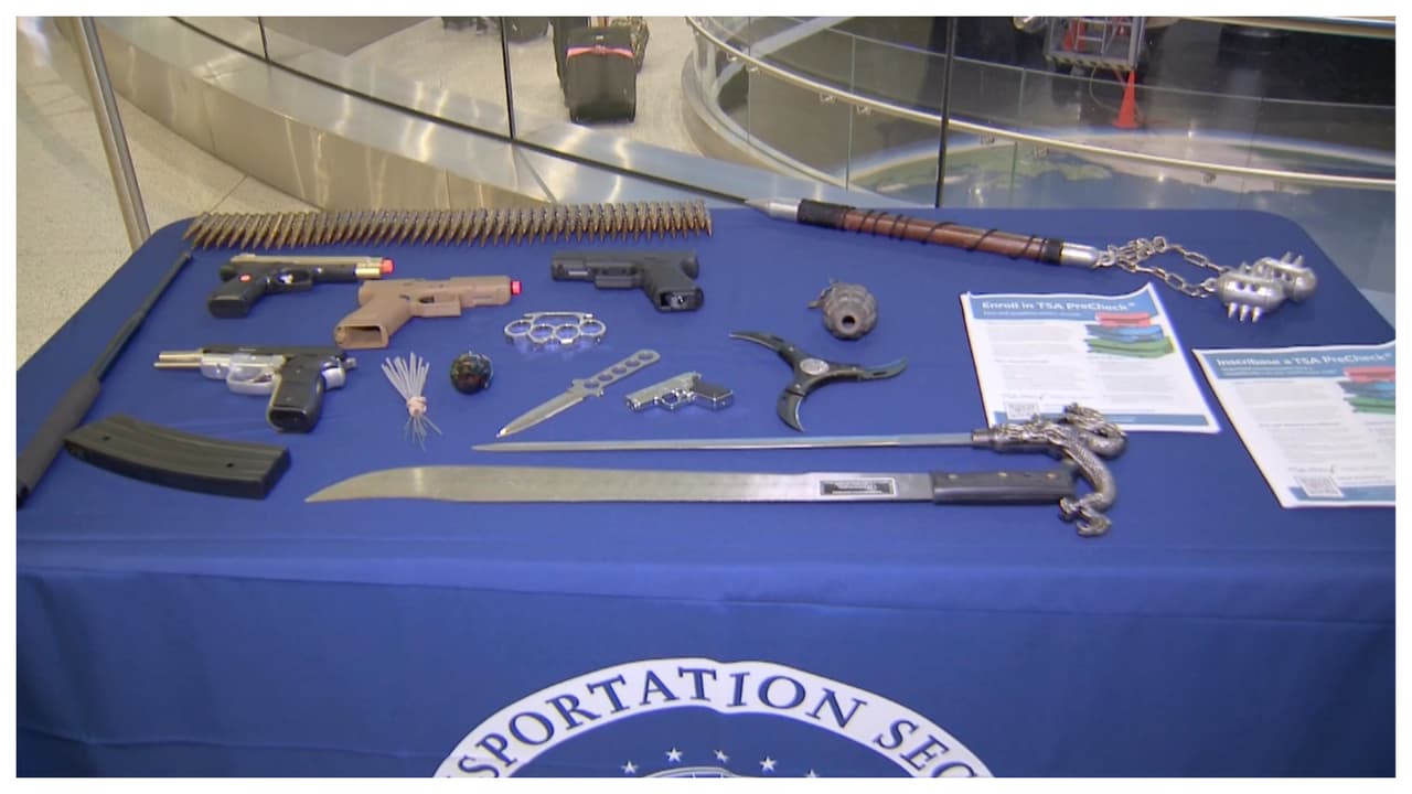 Autoridades recuerdan que no se pueden llevar algunos objetos prohibidos, que han tenido que decomisar de los equipajes de mano. Recuerdan que no puede llevar armas, municiones ni nada inflamable. Puede recibir multas en miles de dólares y hasta ir a la cárcel.