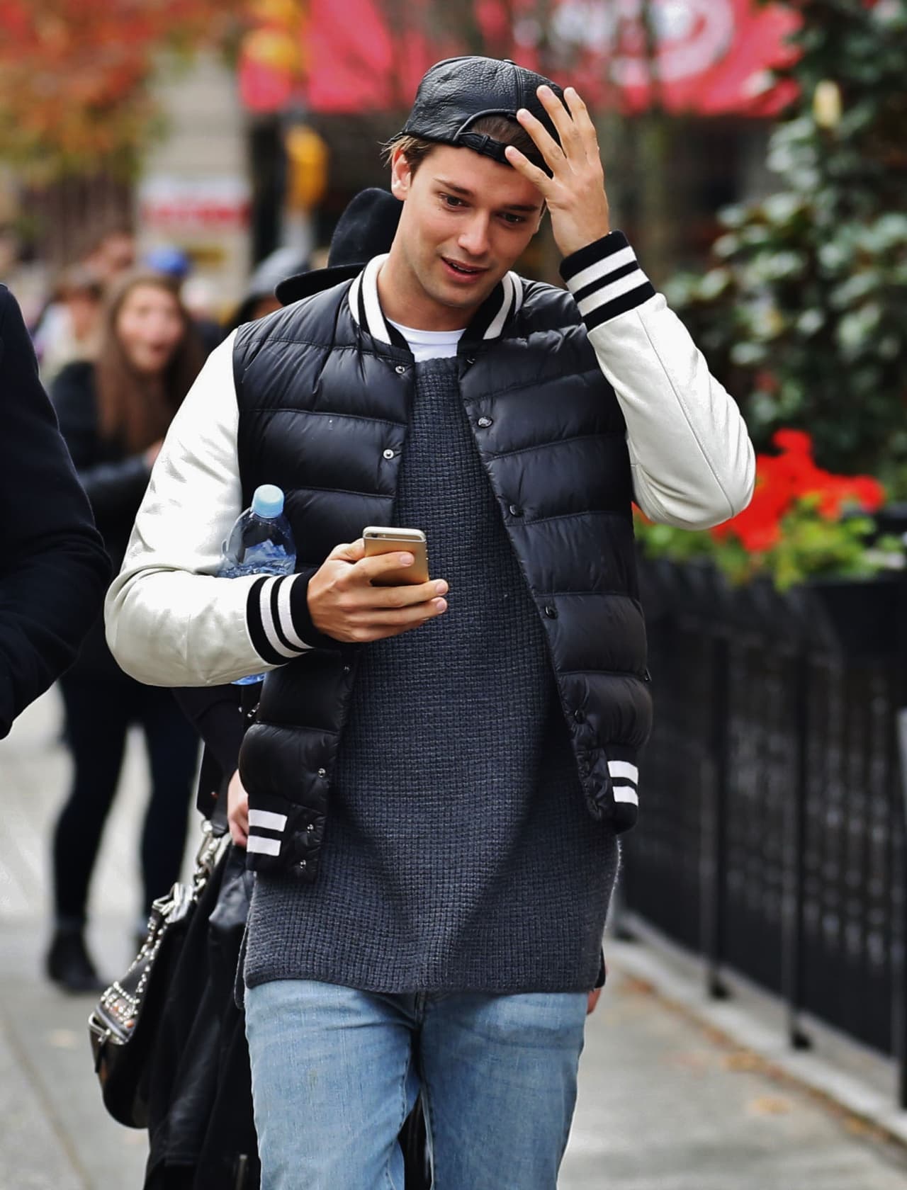 Este guapo galán podría moverle el piso a cualquiera, ¿no les parece?