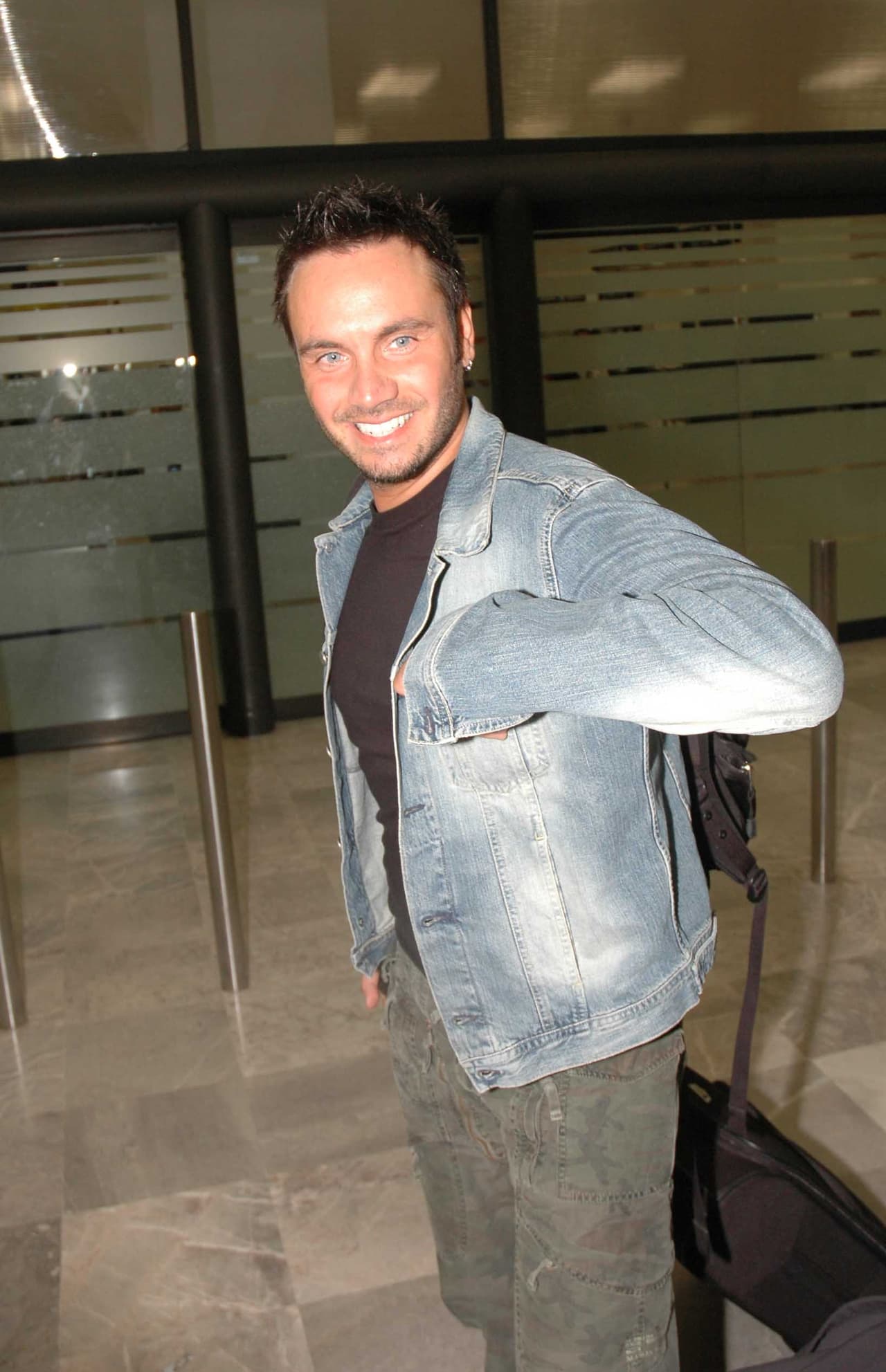 'Laura no está, Laura se fue, Laura se escapa de mi vida'. ¿Recuerdas esta canción? Era interpretada por el cantante italiano 
<b>Nek</b>.