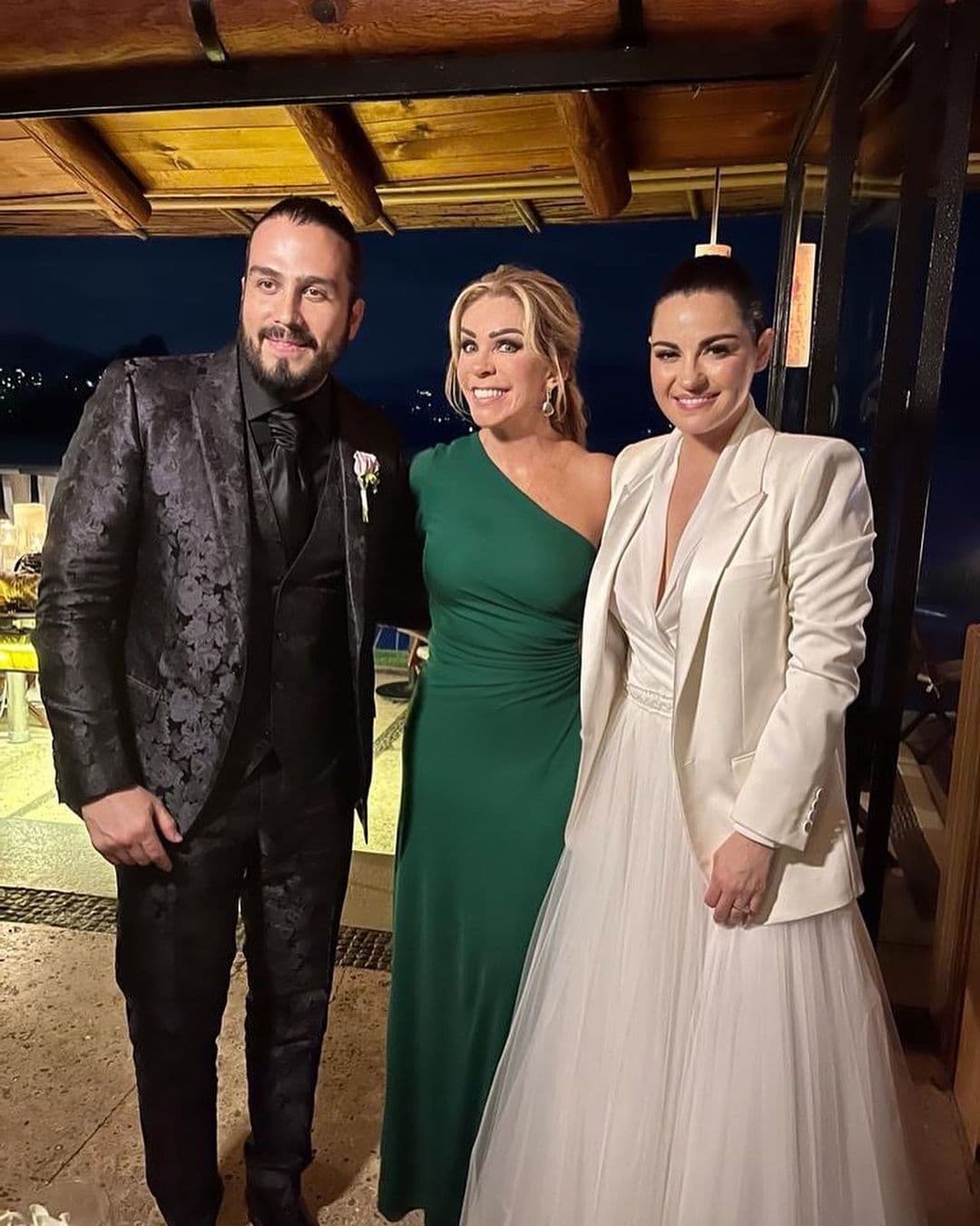 Para la recepción ofrecida luego de que recibió la bendición a su amor, la actriz optó por un vestido de novia de escote en V y falda de tul, que complementó con un blazer del mismo tono.
<br>
<br>