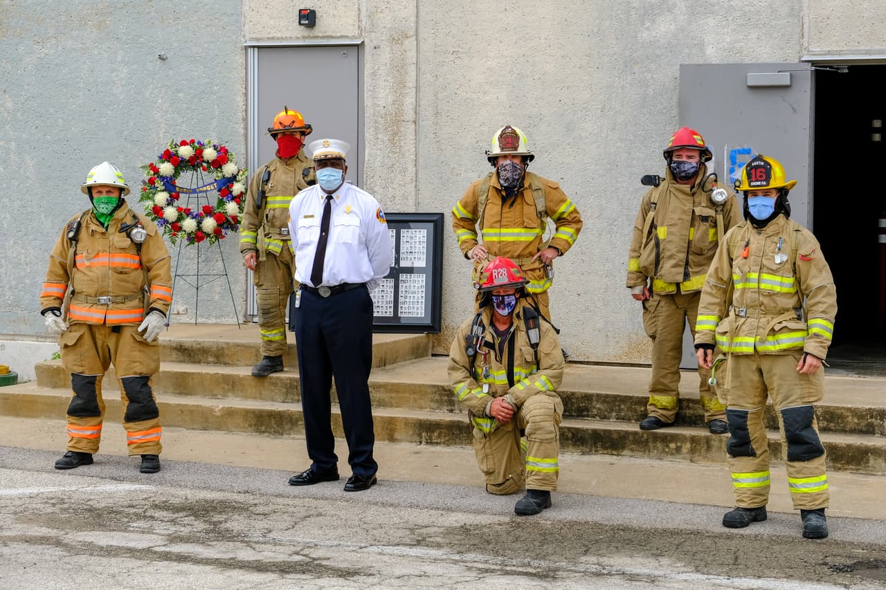 Los bomberos al culminar su tradicional subida.