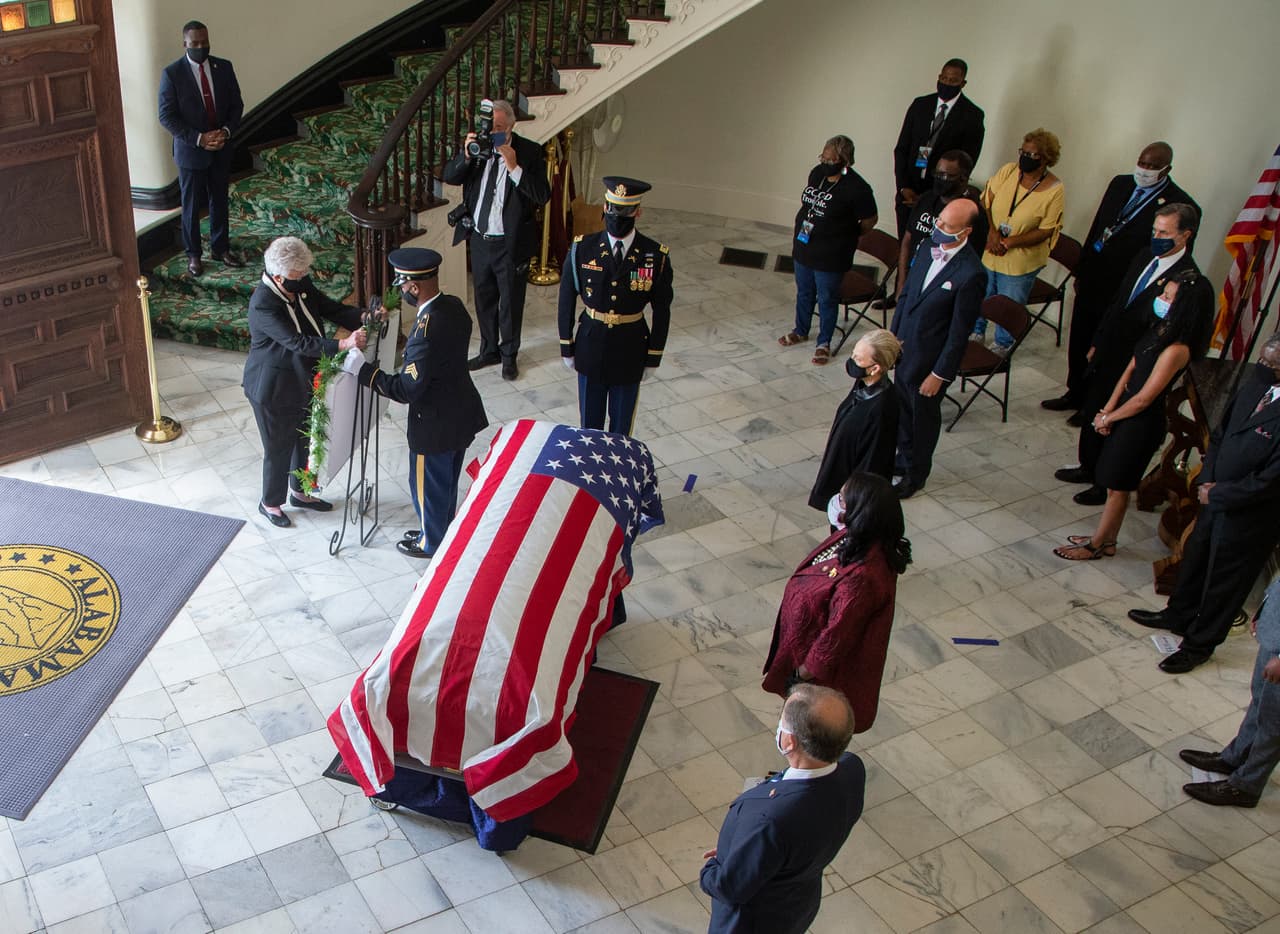 Kay Ivey, gobernadora de Alabama, colocó una corona de flores sobre el ataúd de Lewis en el capitolio estatal.