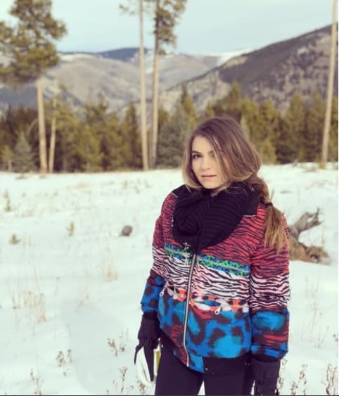 La actriz de 22 años de edad publicó este fin de semana una imagen donde dejó entrever que tiene nuevo novio.