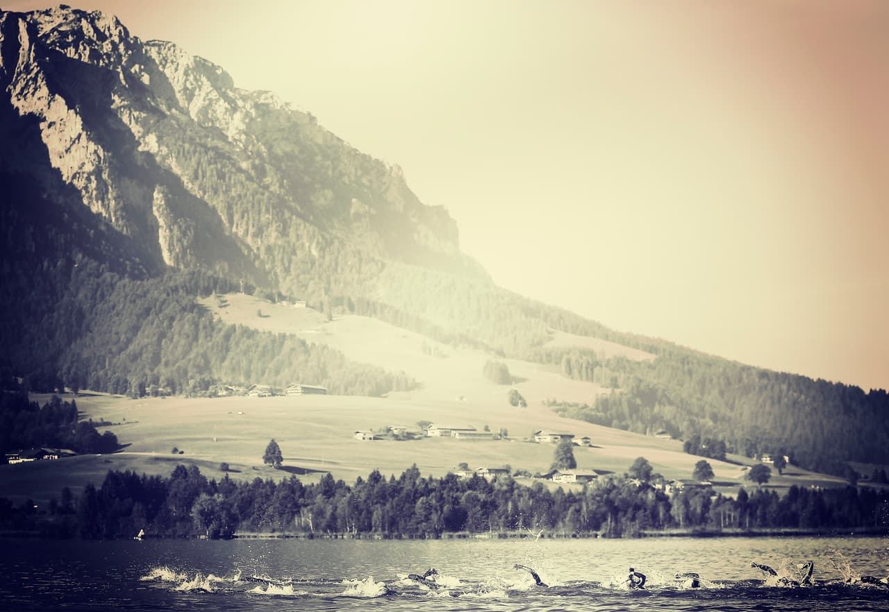 La competencia de natación durante el Desafío Triatlón Walchsee-Kaiserwinklon en Austria queda como un retrato inolvidable que fue procesada por medio de filtros digitales.