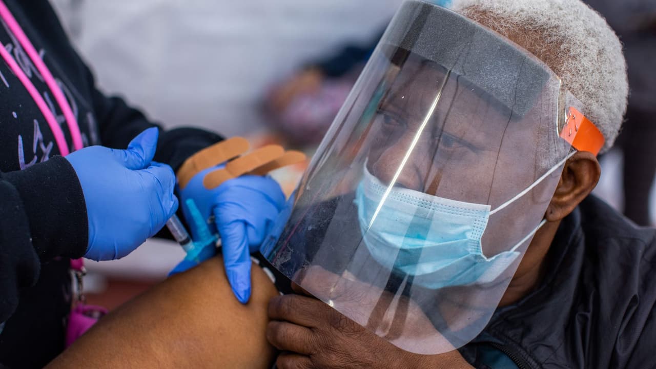 Los residentes de California afectados por condiciones como: diabetes tipo 2, enfermedades cardiovasculares y renales, cáncer y padecimientos crónicos serán elegibles para recibir la vacuna contra el covid-19 a partir del 15 de marzo.