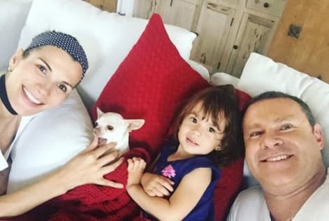 Alan Tacher es el primero de nuestra lista. El conductor de Despierta América compartió una fotografía con su hija Cristina Bernal y Michelle, la hija de ambos. Alan aprovechó esta festividad para pasar tiempo en casa con su familia.