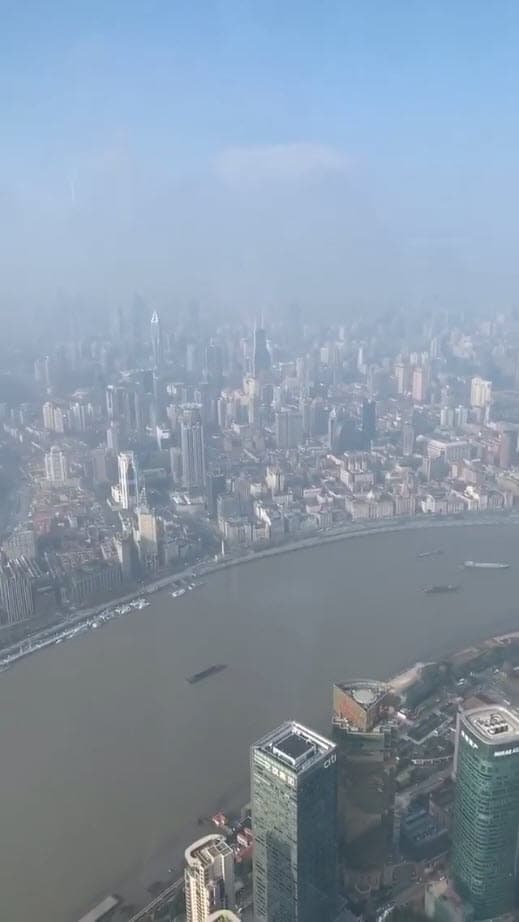 Los Rubín Legarreta subieron a la
<b>segunda torre más alta del mundo</b>,
<b>en el elevador más rápido del planeta</b> para disfrutar de la vista panorámica de Shanghái, relató el cantante.
<br>