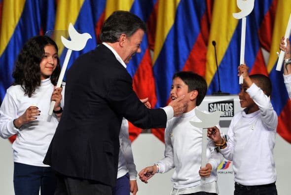 Un grupo de niños armados con la paloma de la paz en cartón abrió la comitiva.